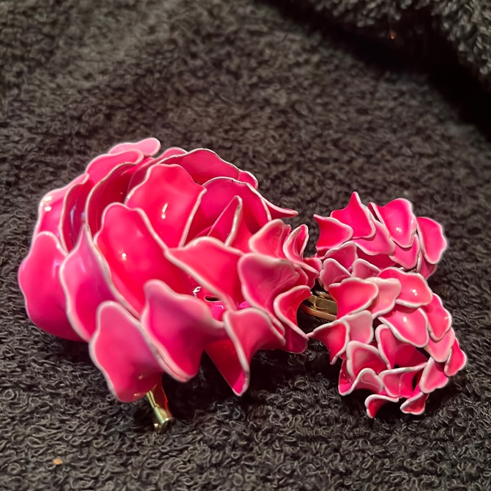 Vintage pink brooch set   Unknown name